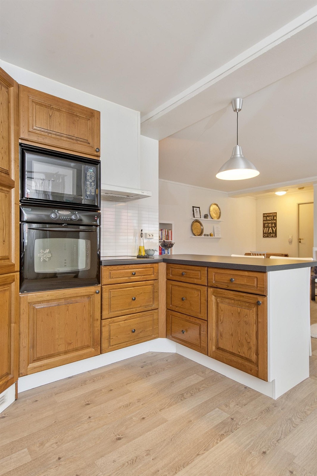 Kjøkkenet med nyere innredning. Galleribilde