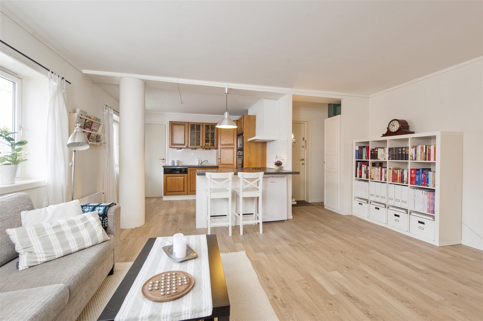 Stuen har åpen løsning mot kjøkkenet. Galleribilde