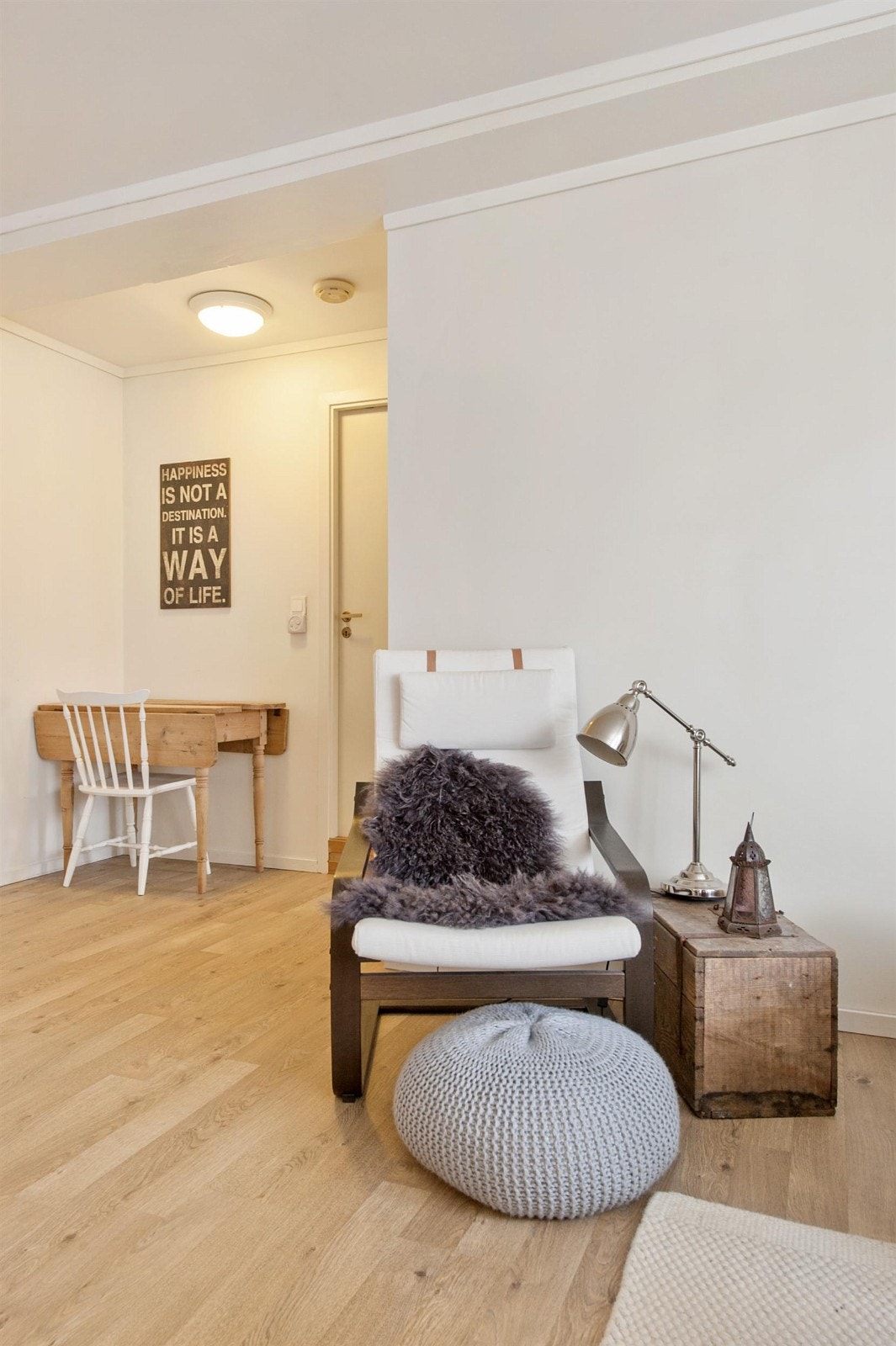 I stuen er det laminat på gulvet og lysmalte vegger. Galleribilde