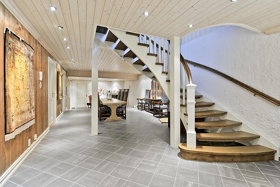 Vakkert trapperom ned til stor gildehall med vannbåren varme i gulv Galleribilde