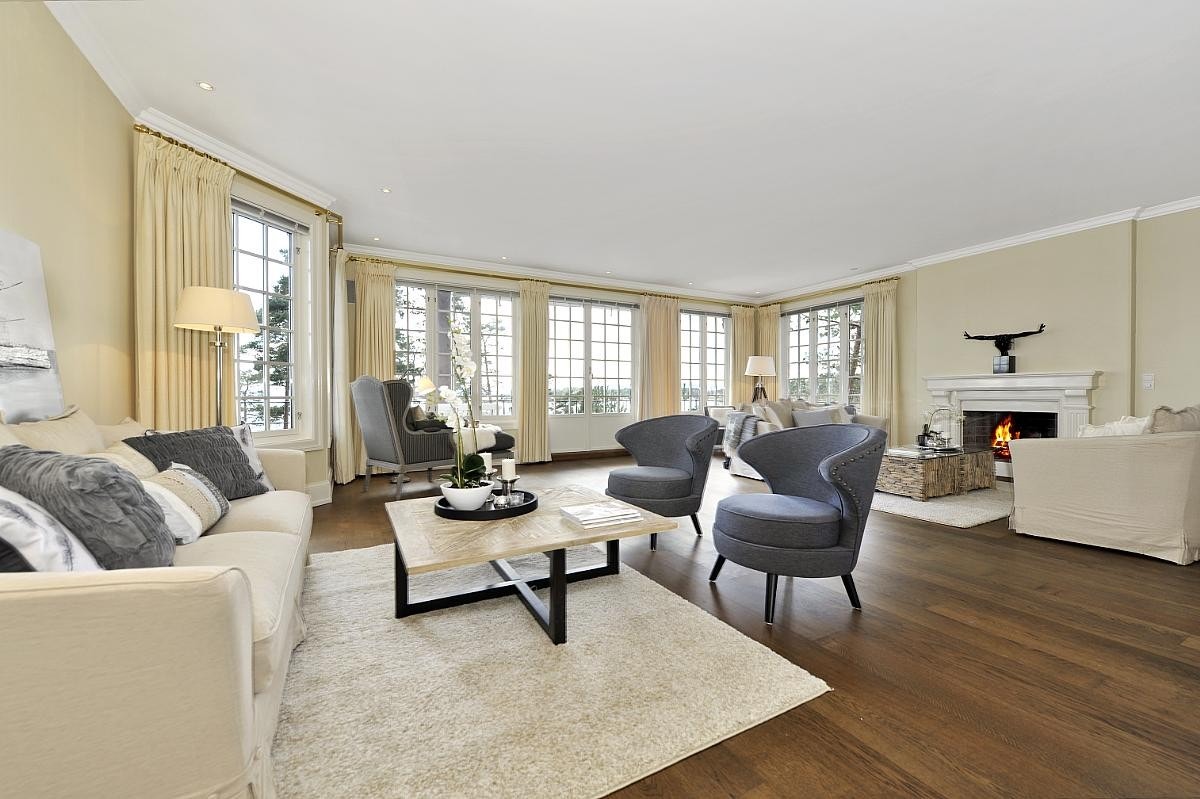 Stor og luftig stue med flott utsikt mot fjorden fra alle Galleribilde