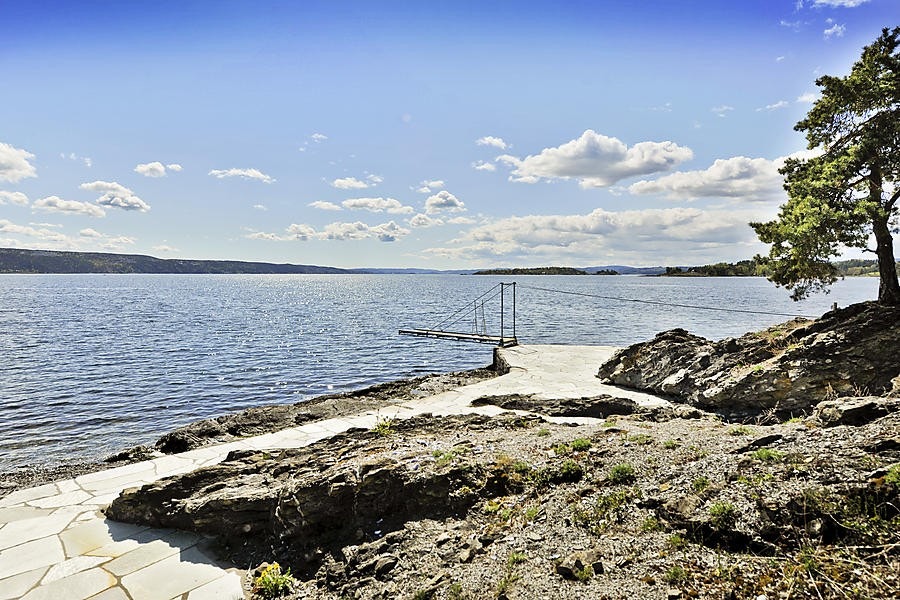 Strand og bryggeområde i idylliske omgivelser Galleribilde