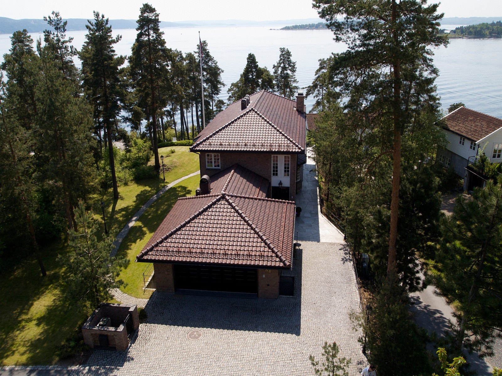 Fugleperspektiv mot syd - tomt og villa Galleribilde