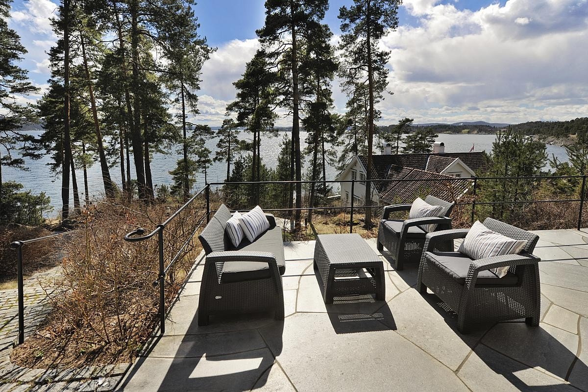 Solrik terrasse med flott utsikt Galleribilde