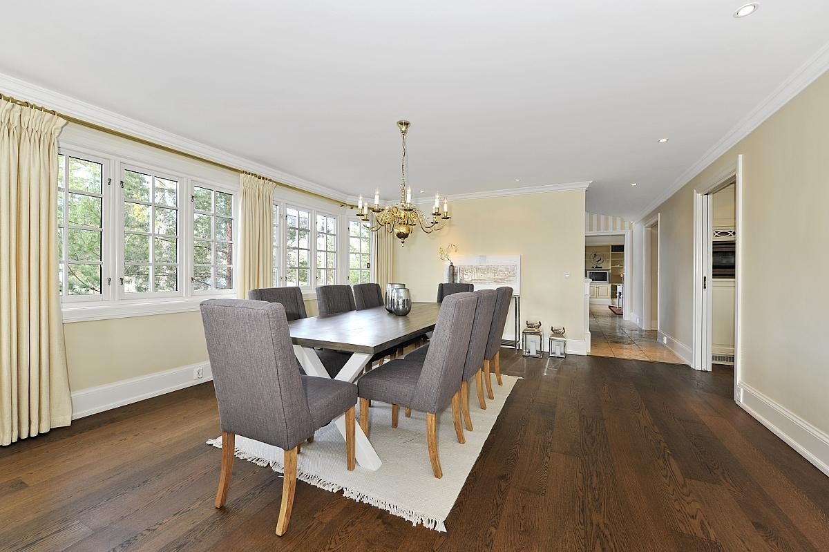 Flott spisestue med inngang til kjøkken Galleribilde