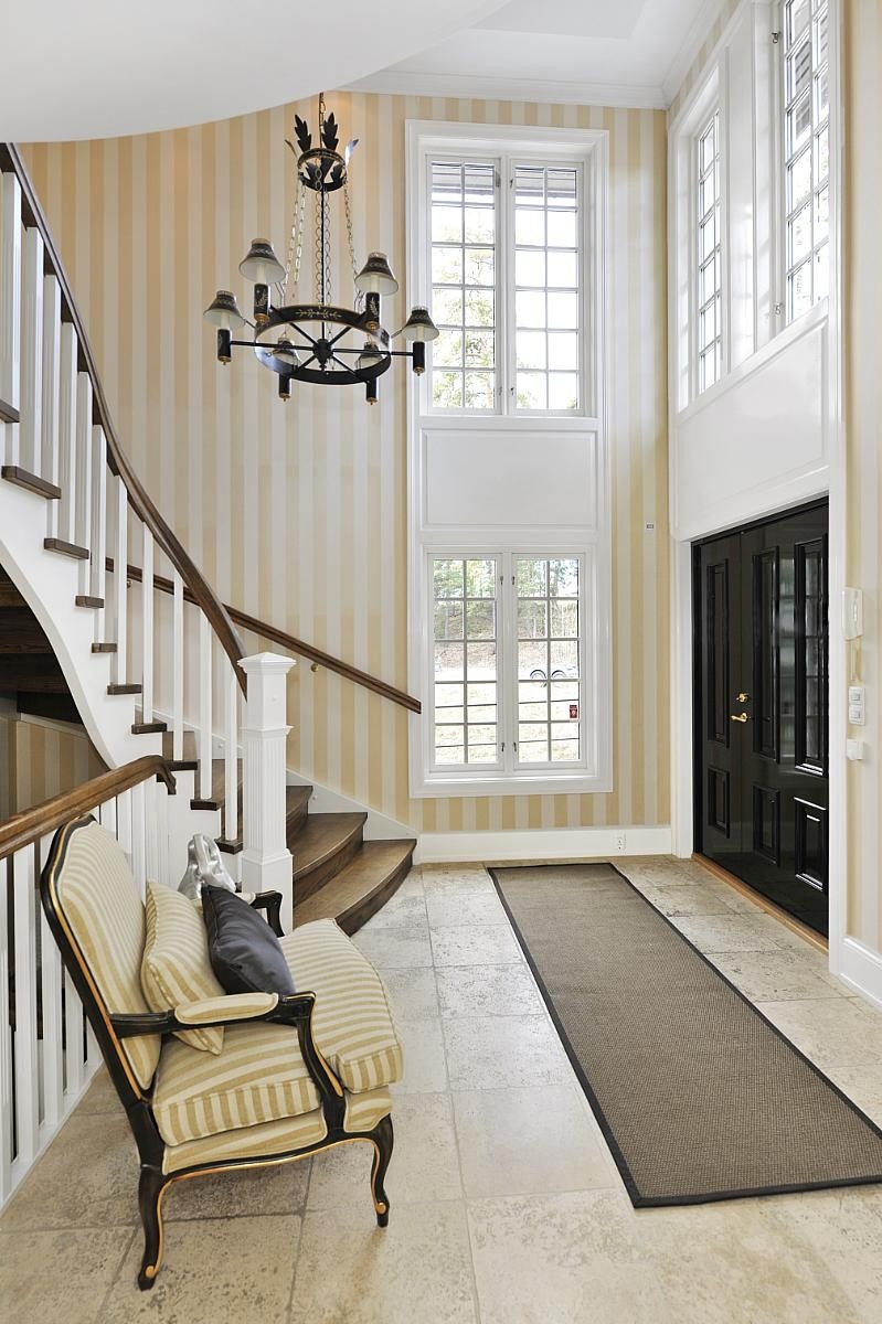 Herskapelig hall med stor takhøyde Galleribilde