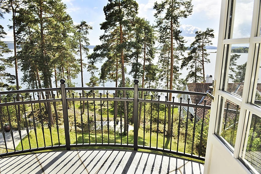 Herlig utsikt ned mot stranden fra romslig balkong Galleribilde