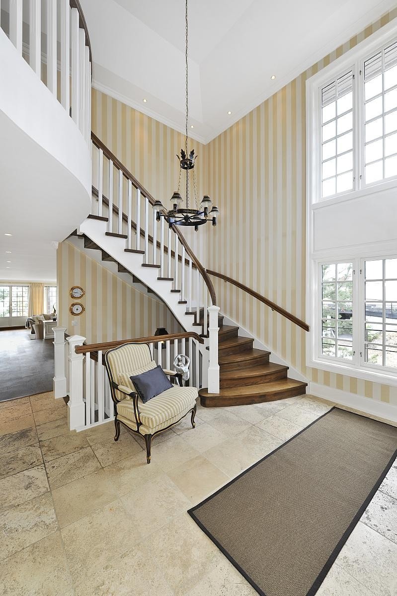 Vakker trapp og flotte lysflater Galleribilde