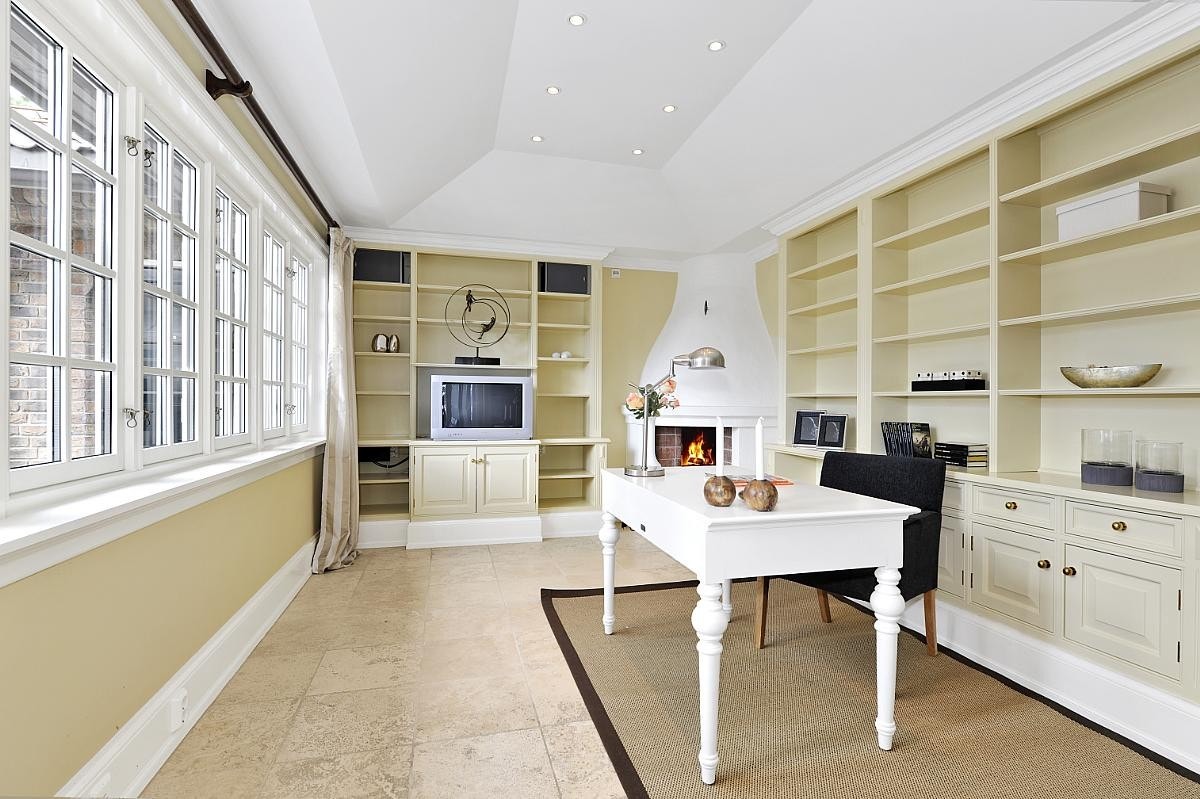 Kontor/Tv-stue med peis Galleribilde