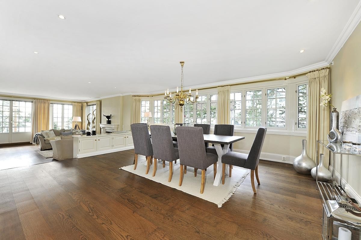 Vakker spisestue med store vindusflater Galleribilde