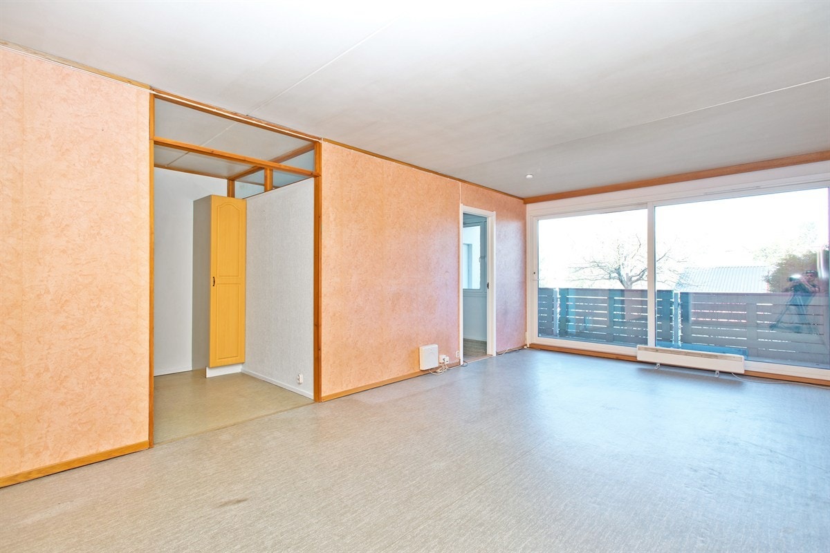 Stue med store vindusflater Galleribilde