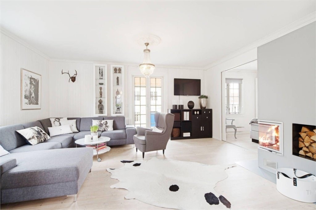 Romslig og gjennomført stue med stilige løsninger Galleribilde