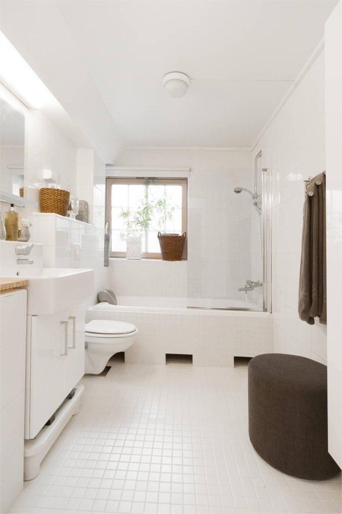 Flott, flislagt bad med varmekabler i gulv Galleribilde