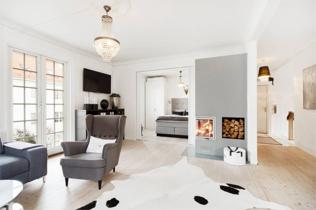 Stilig peisovn på stue. Galleribilde