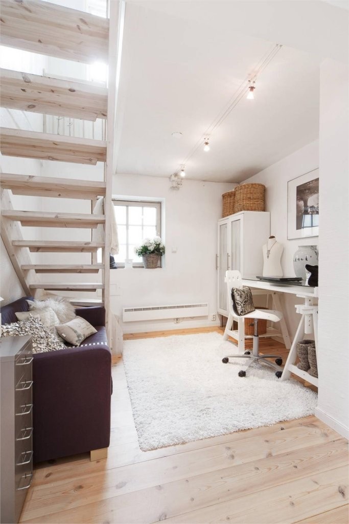 Romslig gang i kjeller med plass til arbeidspult m.m. Galleribilde