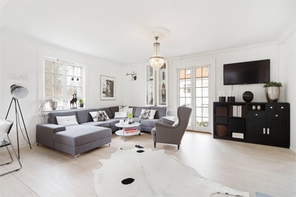 Mye godt gjennomlys på stue. Utgang til terrasse. Galleribilde