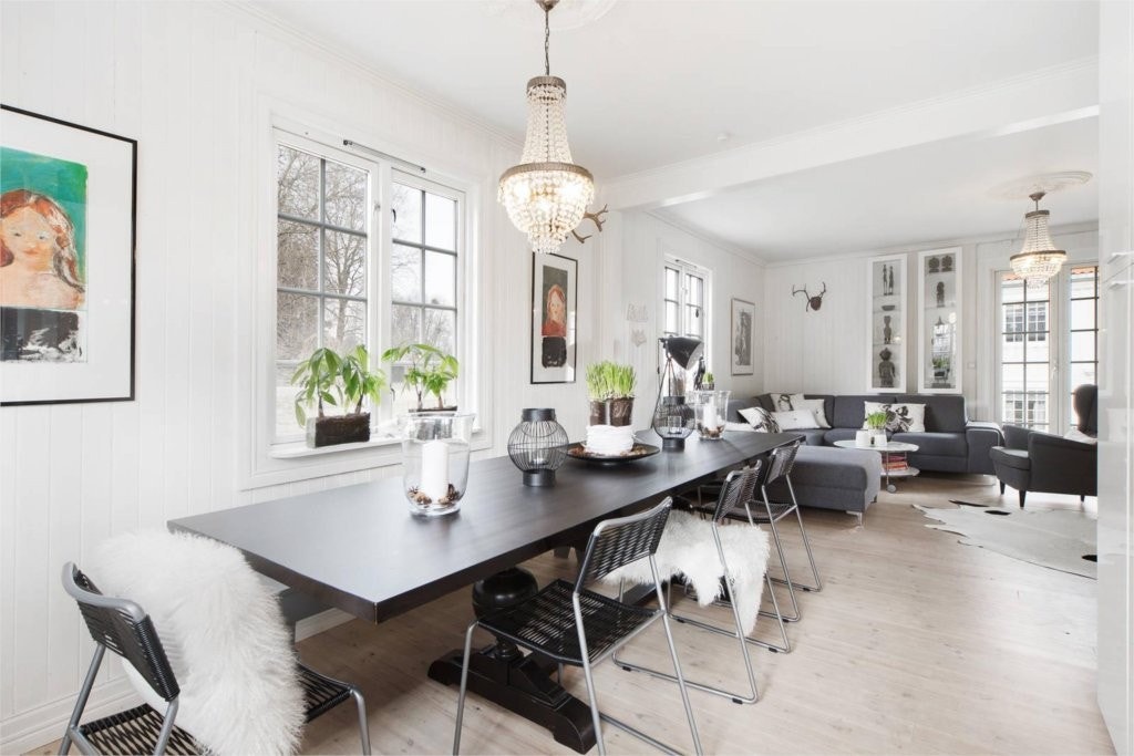 Store vindusflater bidrar til den særegne atmosfæren i leiligheten Galleribilde