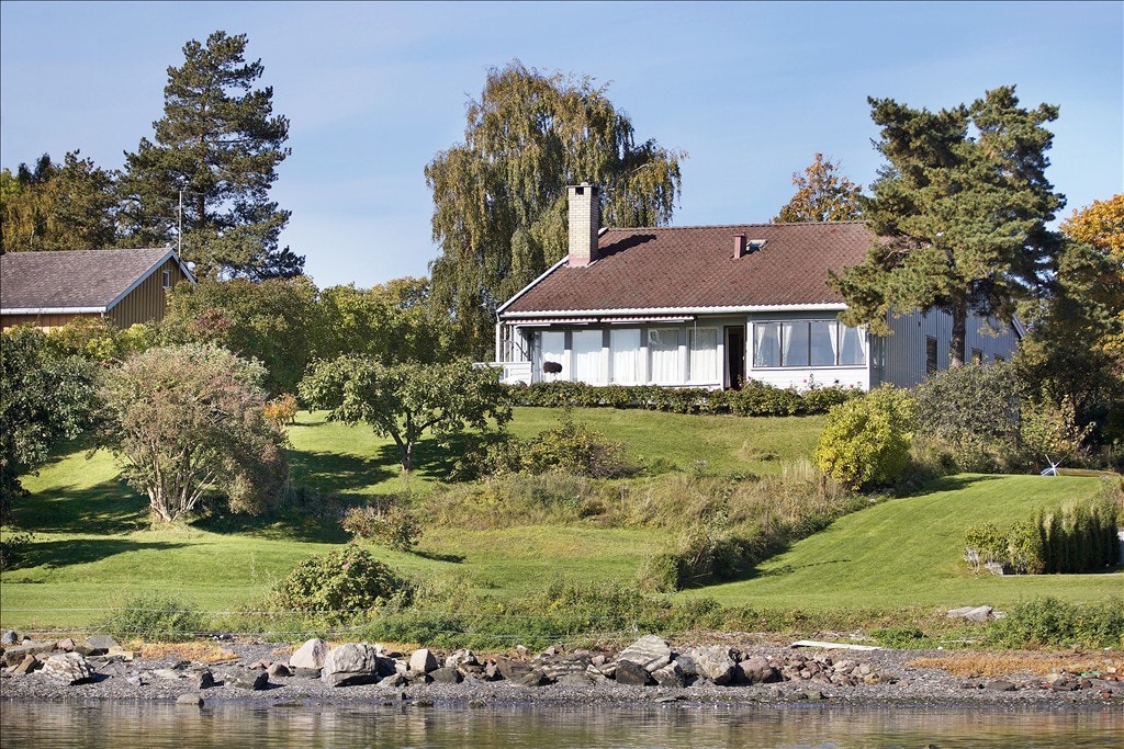 7. Fra sjøen mot huset Galleribilde