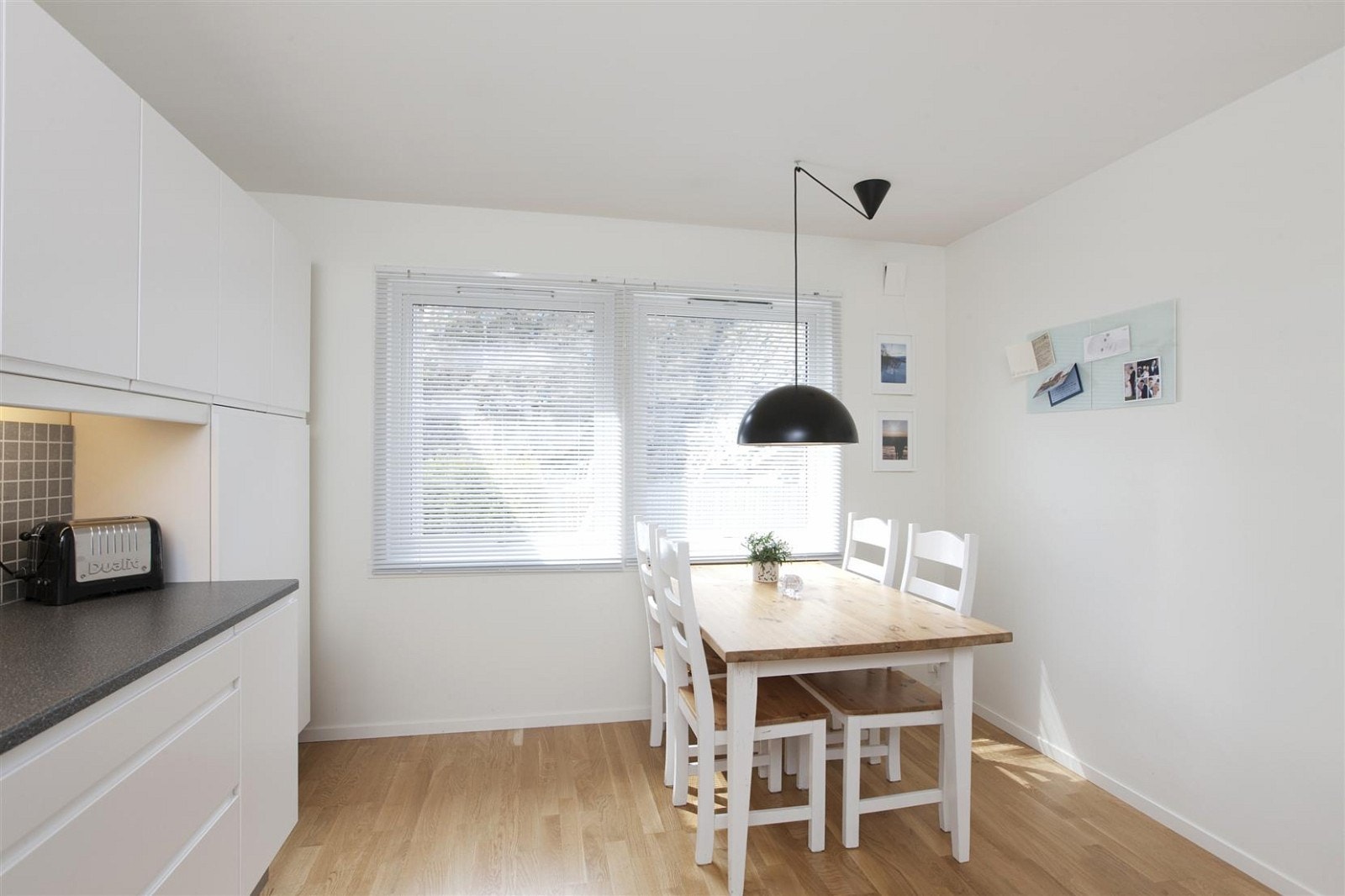 God plass til hele familien rundt frokostbordet. Galleribilde