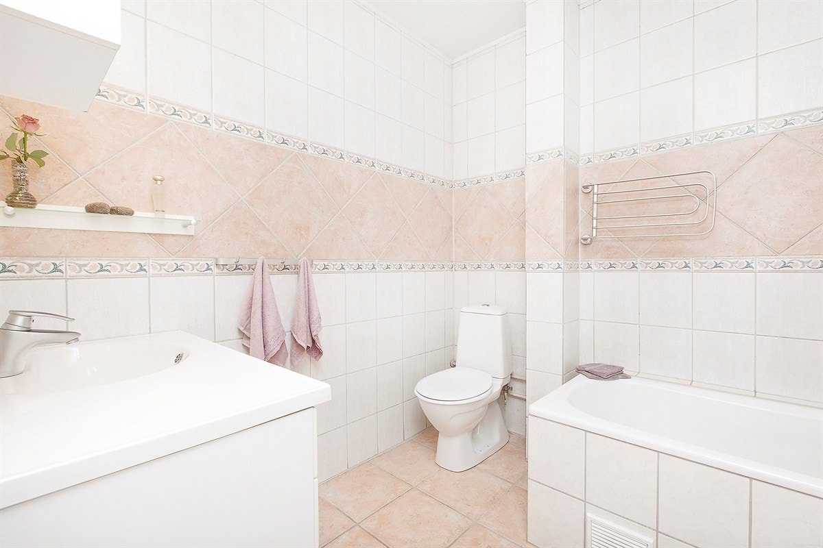 Flislagt bad med varmekabler og badekar Galleribilde