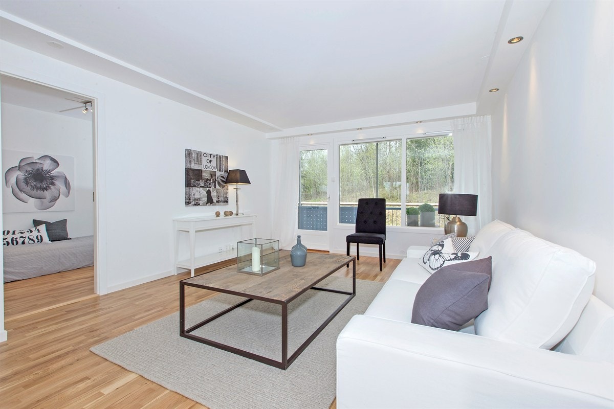 Utgang til balkong fra stuen Galleribilde