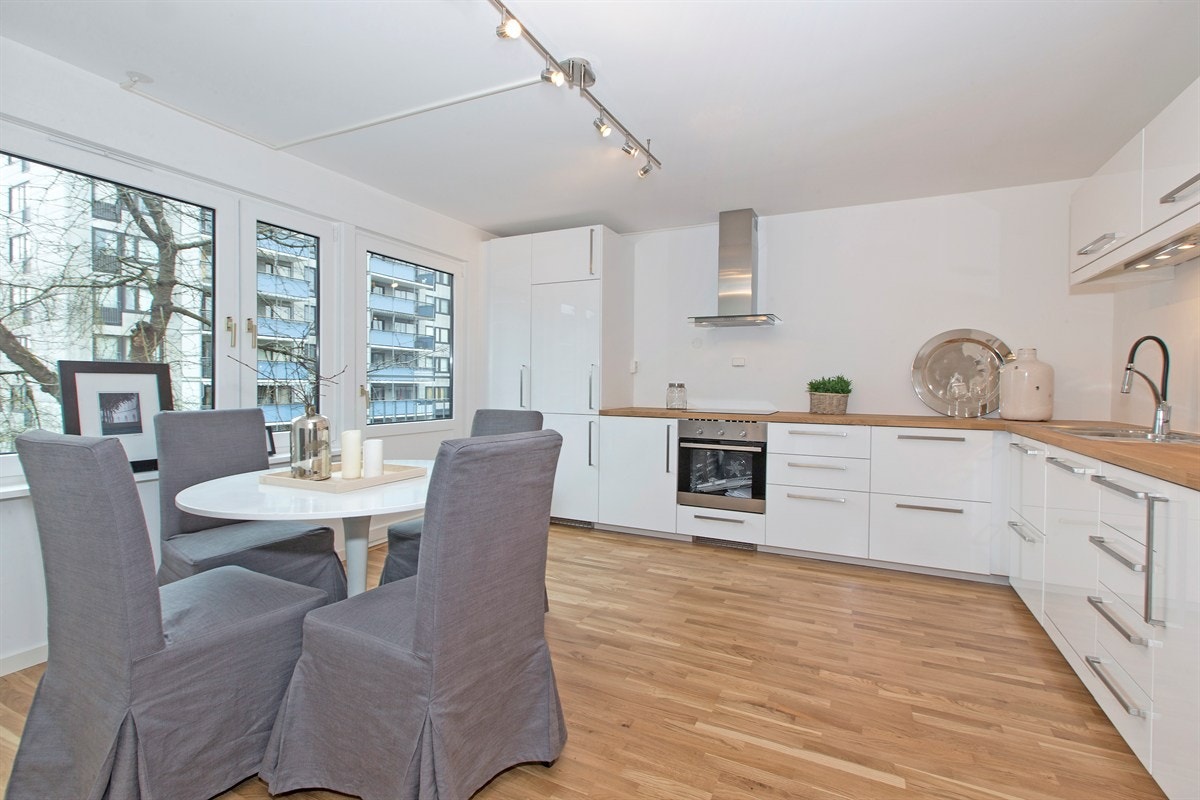 Stort kjøkken med integrerte hvitevarer Galleribilde