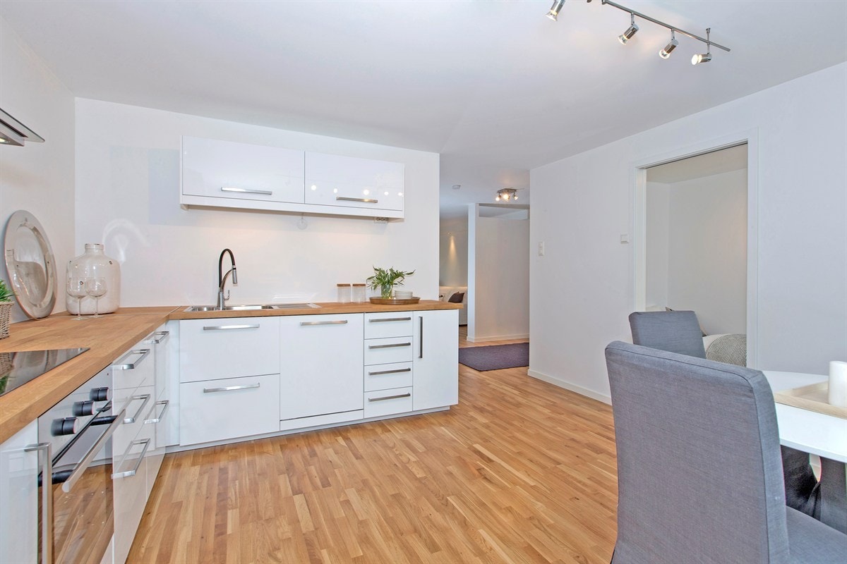 Kjøkkenet har bra med skap- og benkplass Galleribilde