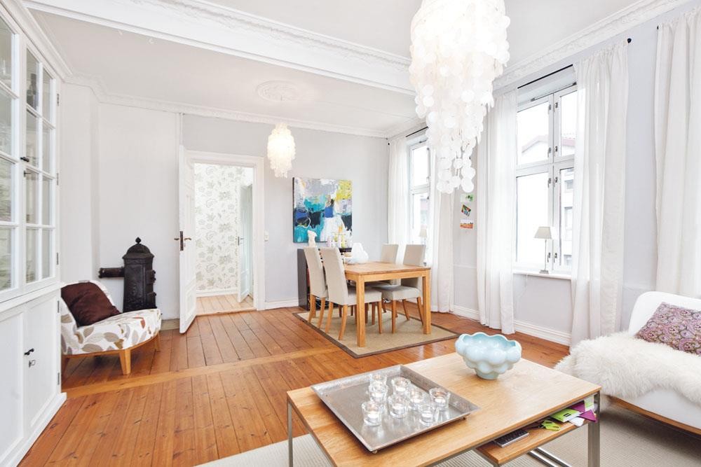 Klassisk stue med rosett og stukkatur, vedovn Galleribilde