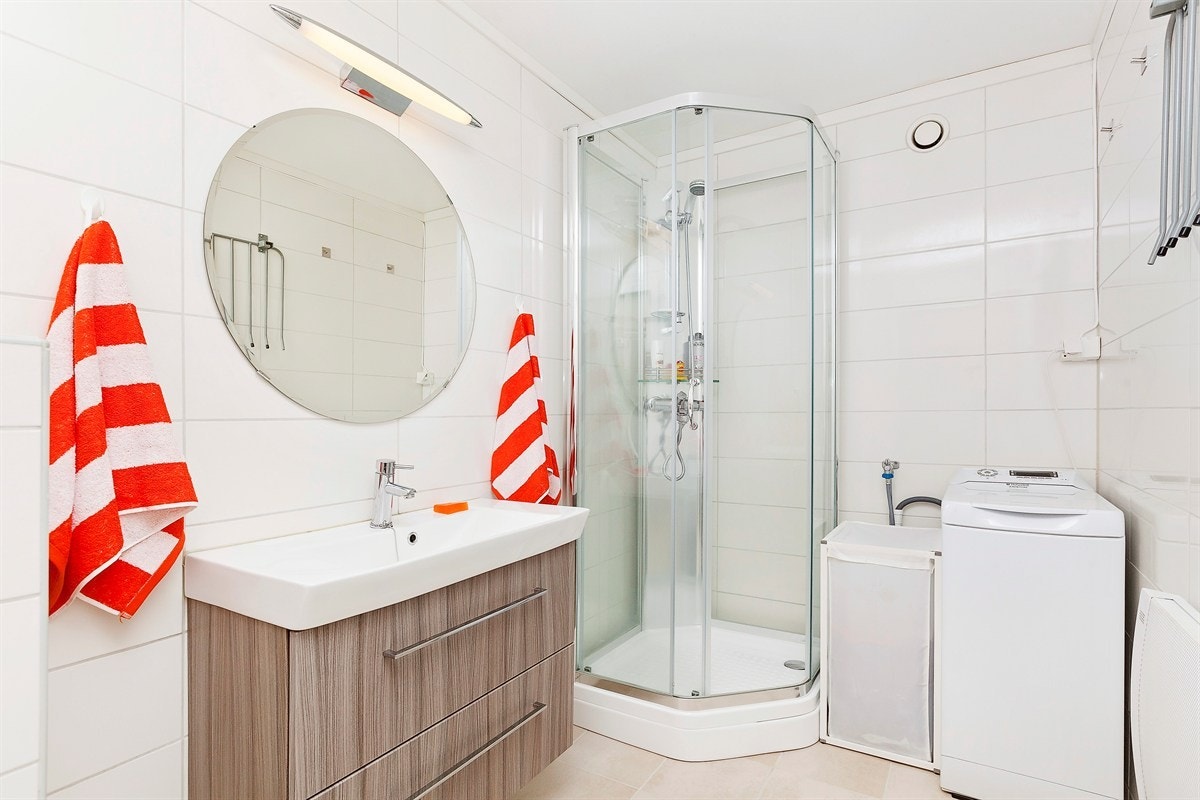 Bad/wc/vaskerom med dusjplass Galleribilde