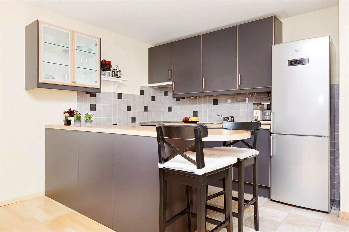 Kjøkken med stor benkeplass. Galleribilde