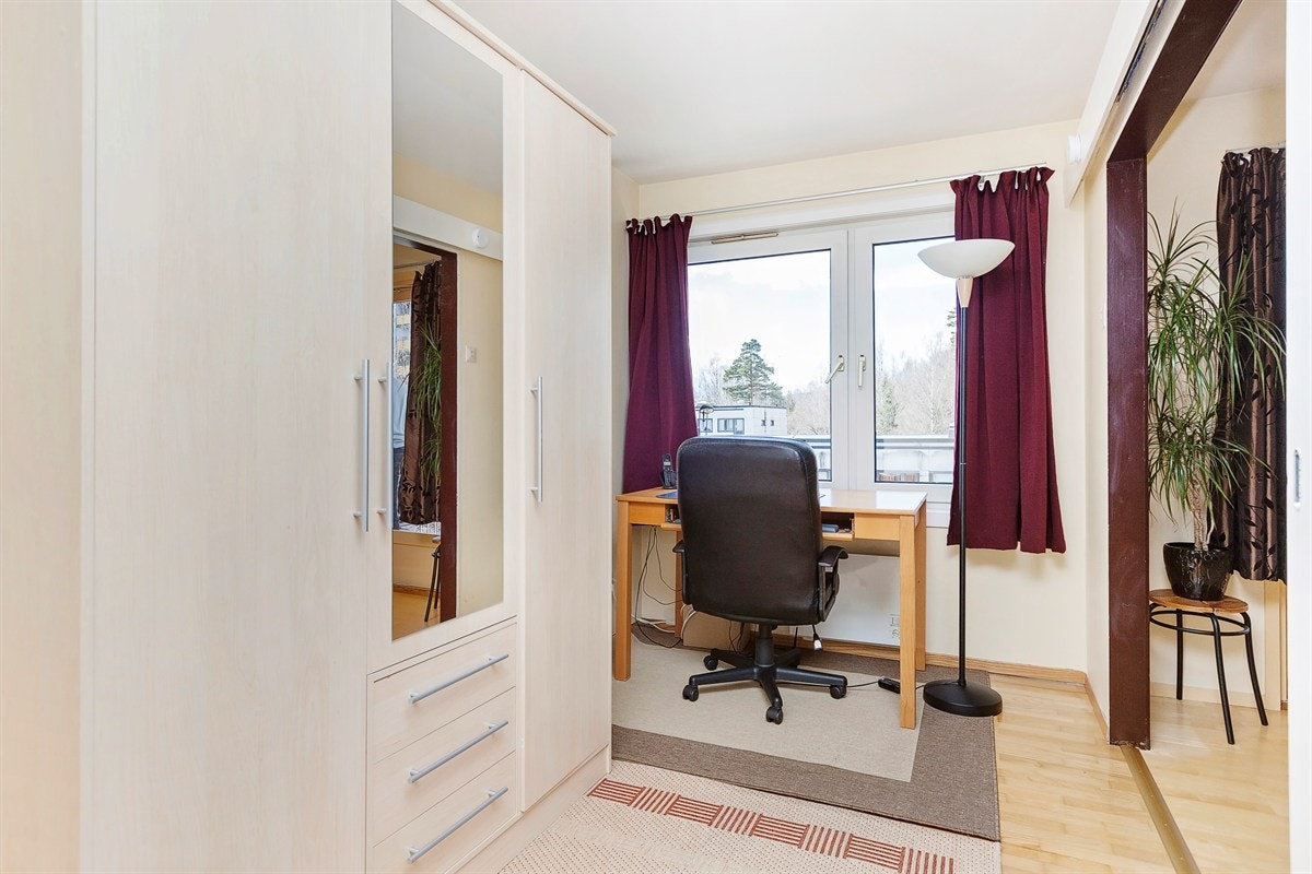 Romslig soverom med praktisk kontorplass Galleribilde