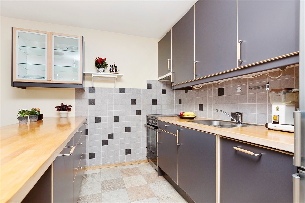 Pent kjøkken med god skapplass Galleribilde