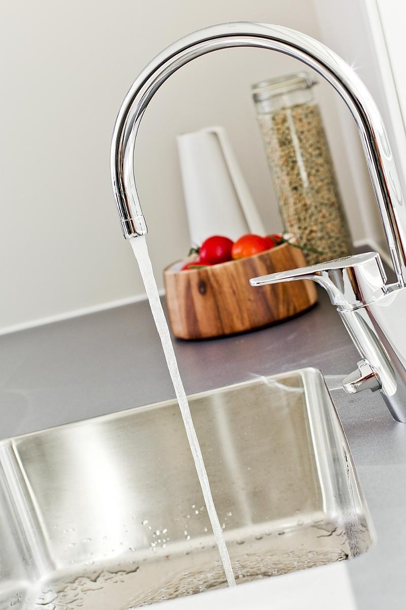 Detalje oppvaskkum med et-greps blandebatteri Galleribilde