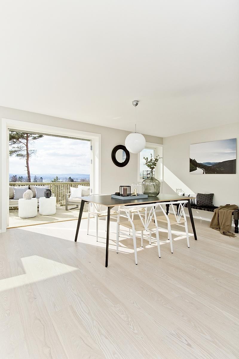 Stue med god plass til spisestue Galleribilde