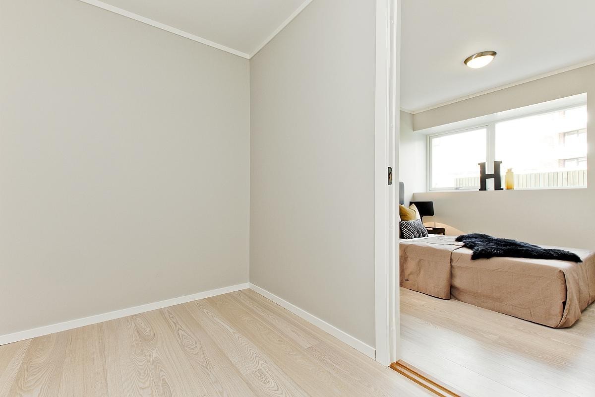 Stort walki-in med adkomst fra soverom og bad. Galleribilde