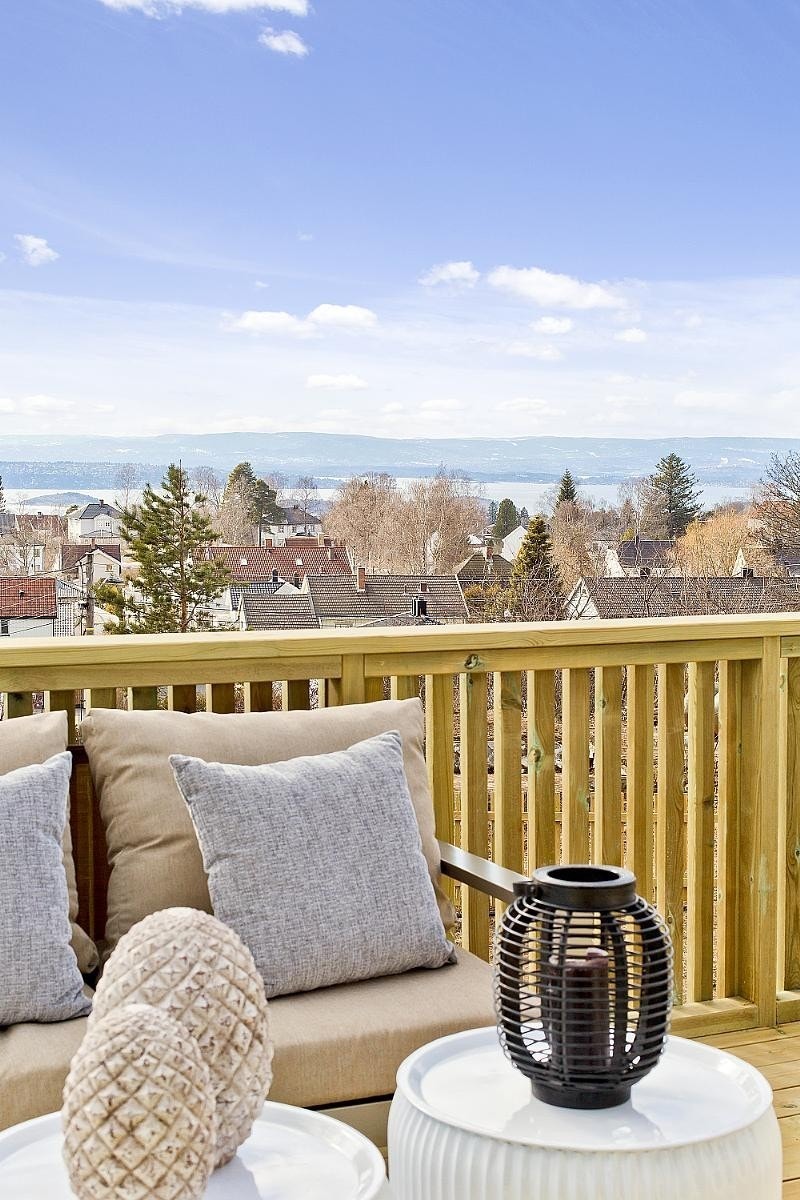 Stor og solrik vestvendt terrasse - UTSIKT Galleribilde