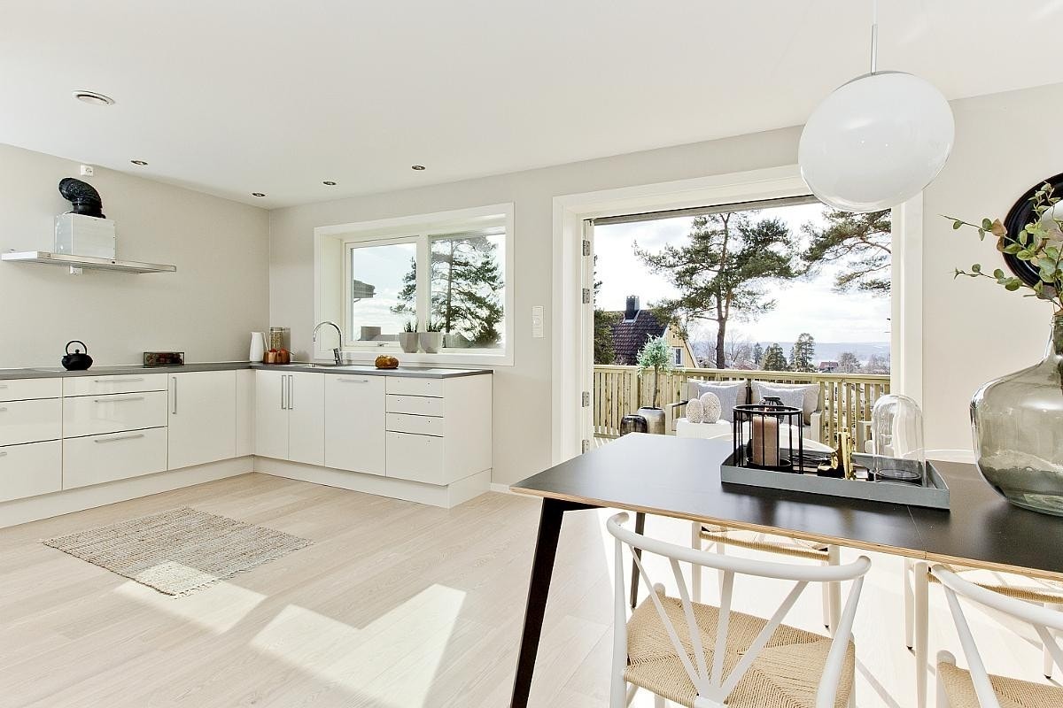 Stue med delvis åpen kjøkkenløsning Galleribilde