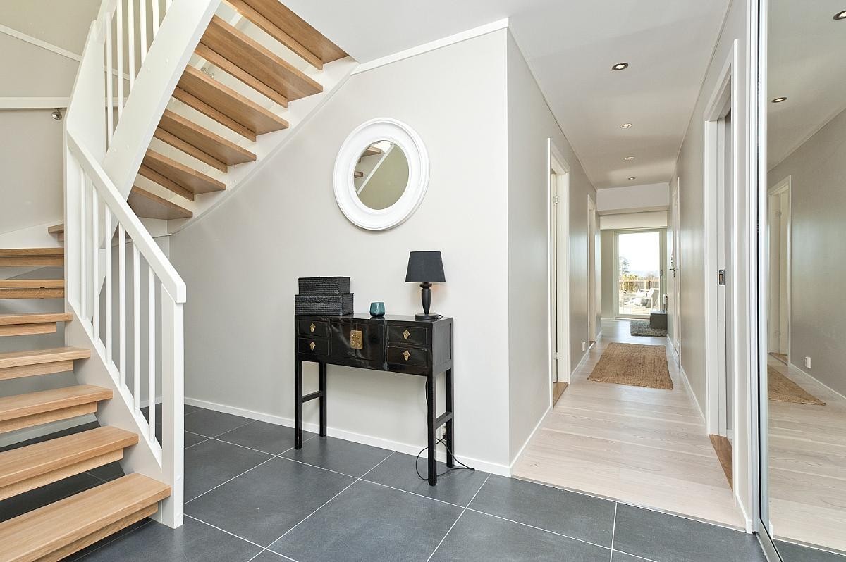 Gang/trapperom med skyvedørsgarderobe Galleribilde