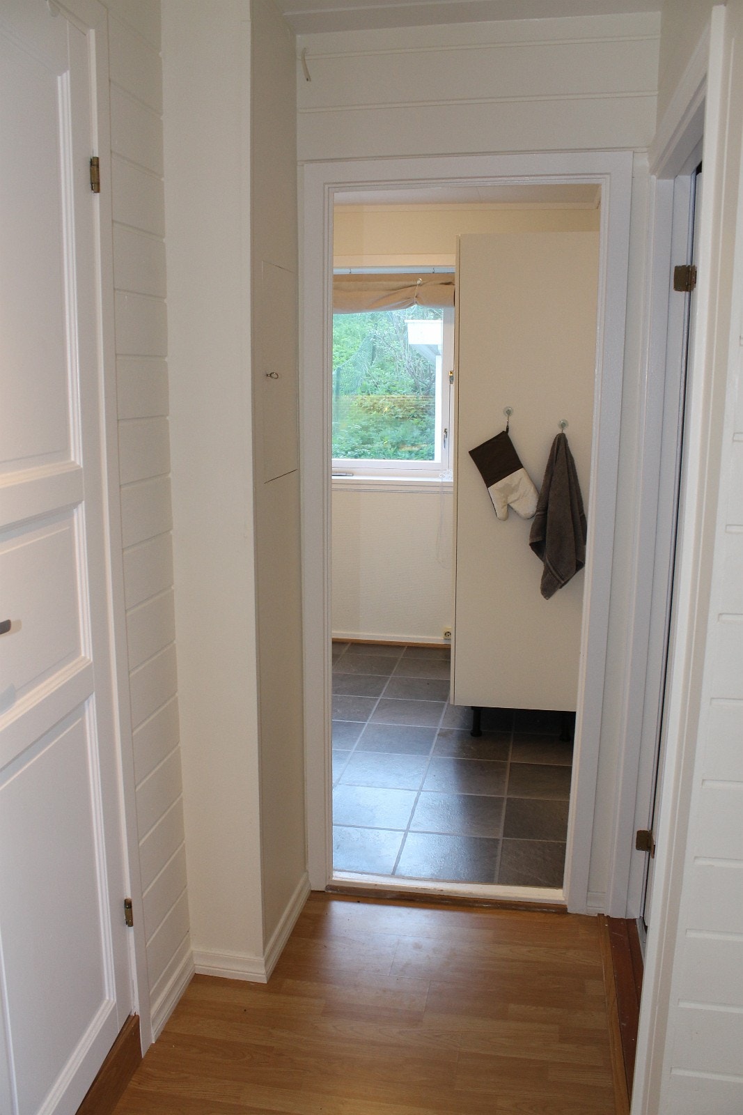 Gang. stue og soverom på høyre side, kjøkken rett fram, bad på venstre. (Gammelt bilde) Galleribilde