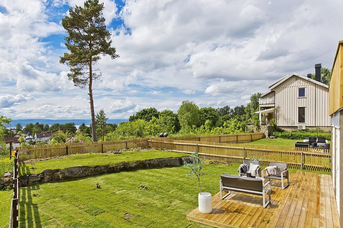 Stor vestvendt terrasse med utsikt. Nylagt gressplen. Galleribilde