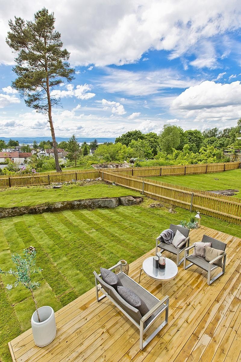 Stor vestvendt terrasse med utsikt. Nylagt gressplen. Galleribilde