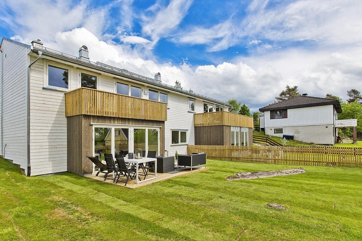 Nymalt fasade og nylagt gressplen. Galleribilde