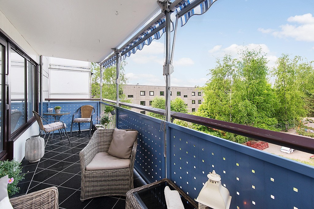 Vestvendt, solrik balkong Galleribilde