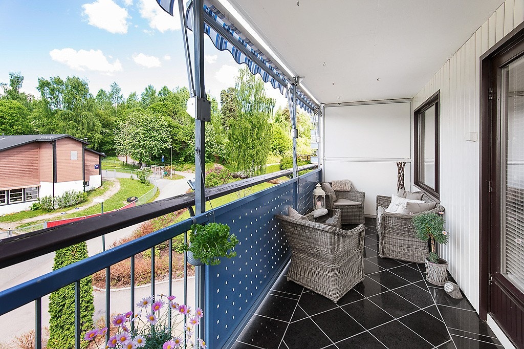 Vestvendt, solrik balkong Galleribilde