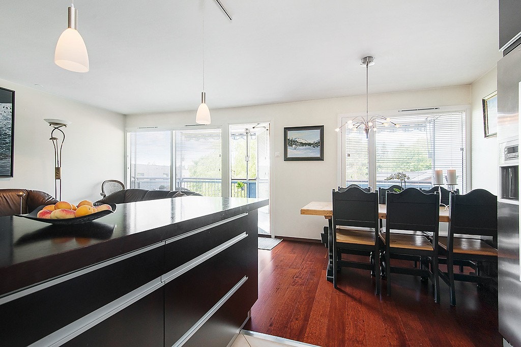 Kjøkken sett mot spisestuen Galleribilde