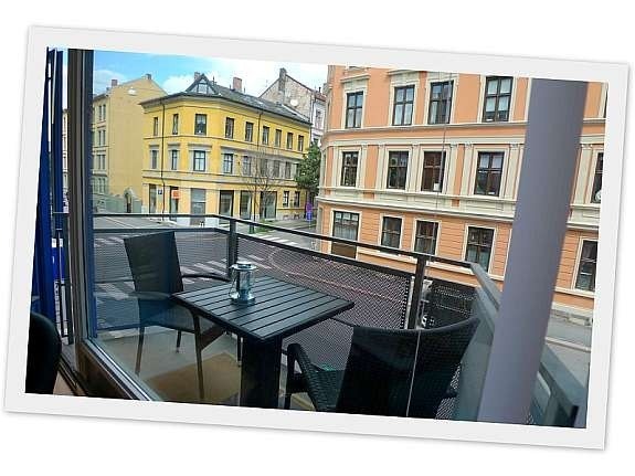 Balkong og store vindusflater med lamellgardiner. Vendt ut mot stille sidegate, lite trafikk. Frokostsol sørger for sval leilighet på dag- og kveldstid. Galleribilde
