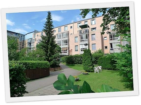 Stor bakgård med fine solforhold. Flere sitteområder, hvorav to med grill til felles bruk. Lukket ut mot gaten. Galleribilde