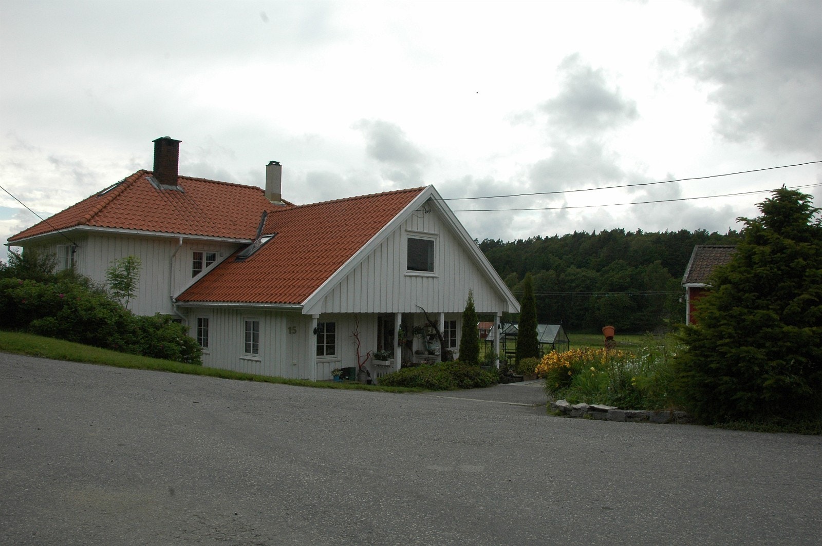Leiligheten er på loftet på tilbygget. Takvinduet er til kjøkkendelen. Galleribilde