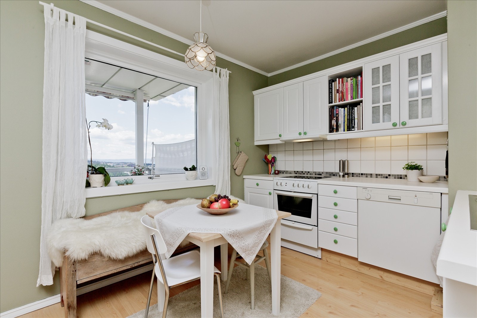 Koselig kjøkken med fantastisk utsikt fra spiseplass Galleribilde