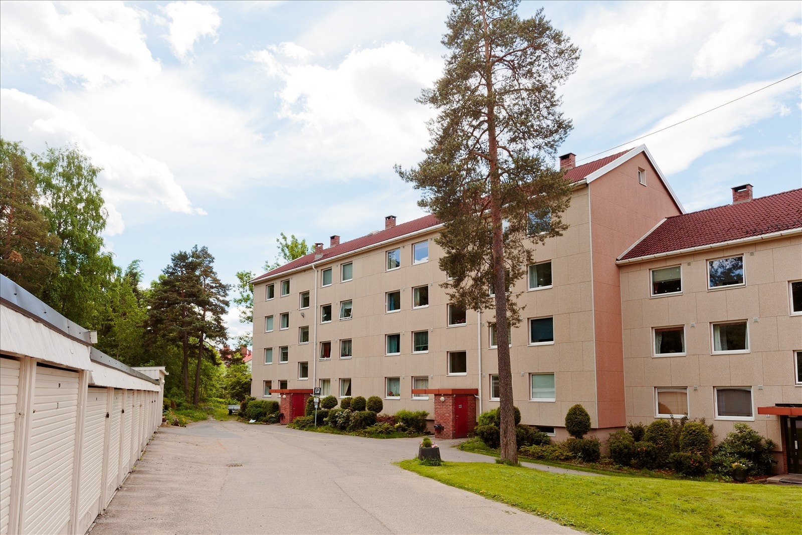 Pent beplantet inngangsparti Galleribilde